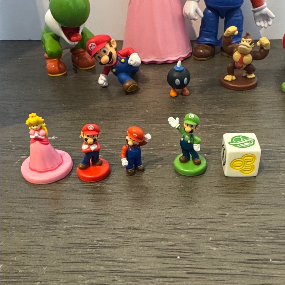 Súper Mario bros lot of 13 piece different sizes Mario Yoshi
And princess peach - Picture 2 of 4